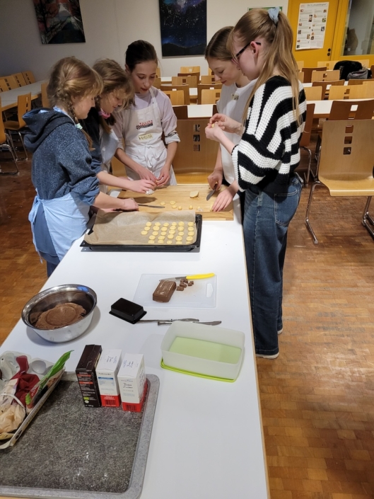 Plätzchenbacken in der Mensa