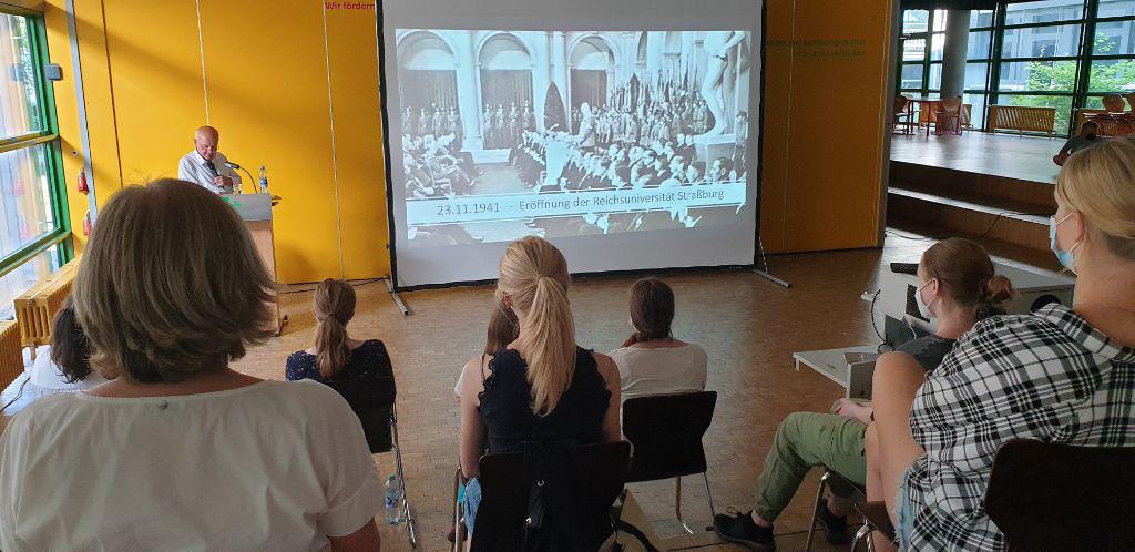 Vortrag über Nazi-Verbrechen von Prof. Dr. Lang am Schlossgymnasium