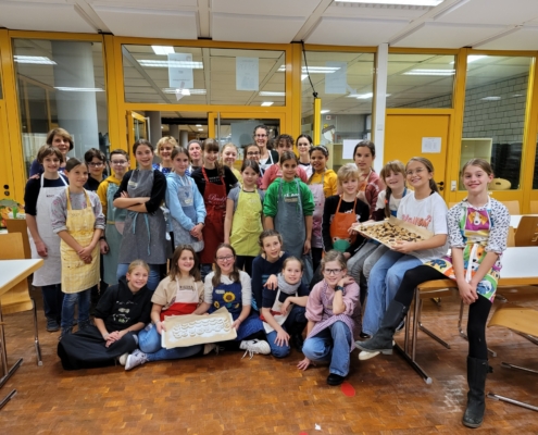 Plätzchenbacken für den guten Zweck in der Mensa