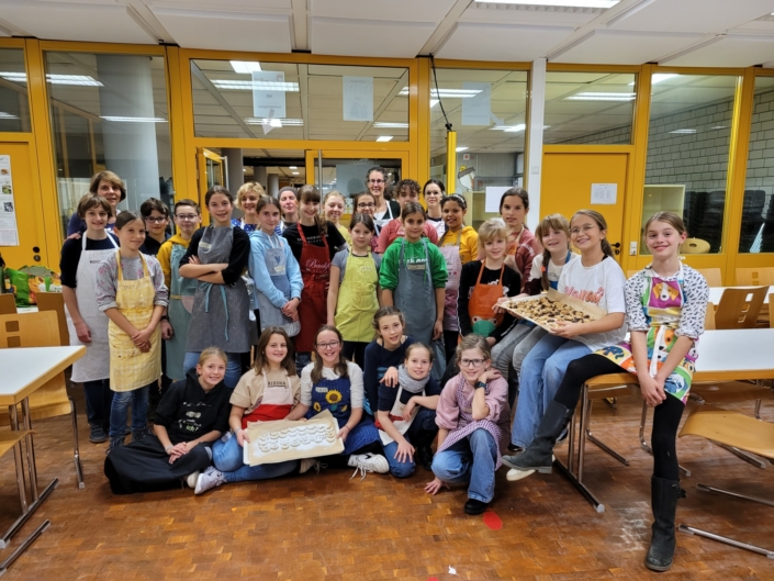 Plätzchenbacken für den guten Zweck in der Mensa