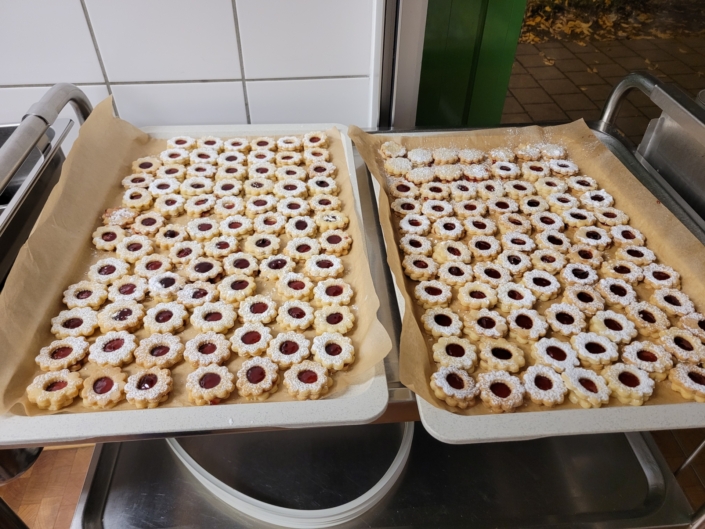 Plätzchenbacken für den guten Zweck in der Mensa
