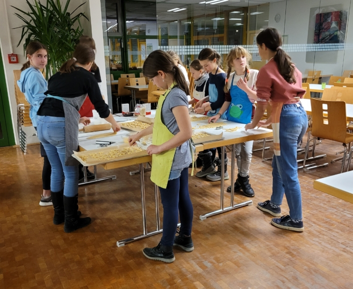 Plätzchenbacken für den guten Zweck in der Mensa