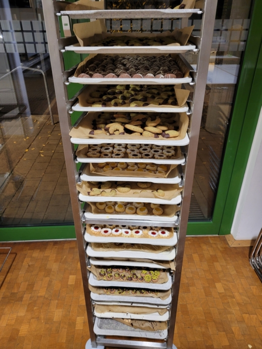 Plätzchenbacken für den guten Zweck in der Mensa