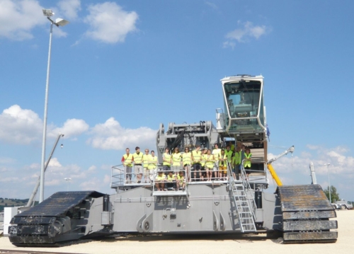 Gruppenbild mit Liebherr-Raupenkran