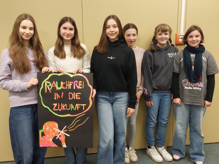 Drei Schülerinnen der neunten Klasse am Schlossgymnasium haben einen bundesweiten Kreativwettbewerb zum Thema „Rauchfrei“ gewonnen