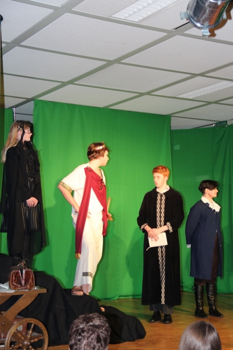 Oberstufen-Theater-AG spielt Shakespeares Sommernachtstraum