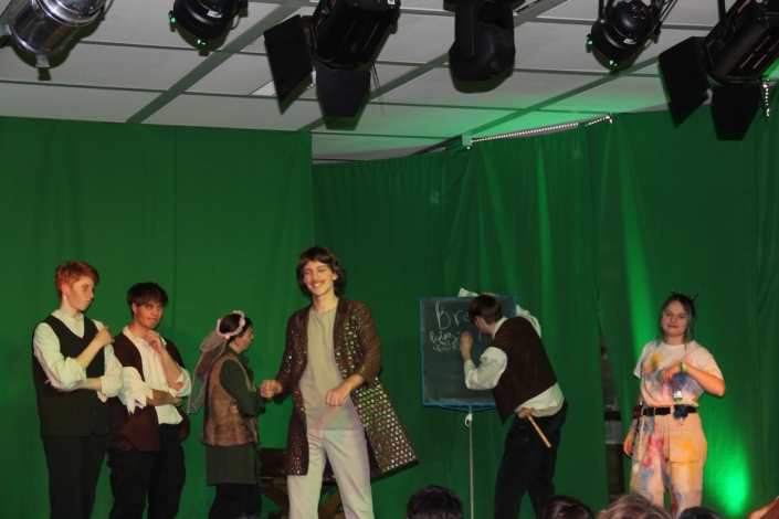 Oberstufen-Theater-AG spielt Shakespeares Sommernachtstraum