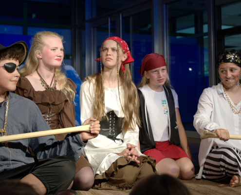 Unterstufen-Theater-AG spielt Blackbeards Witwen-Ahoi!