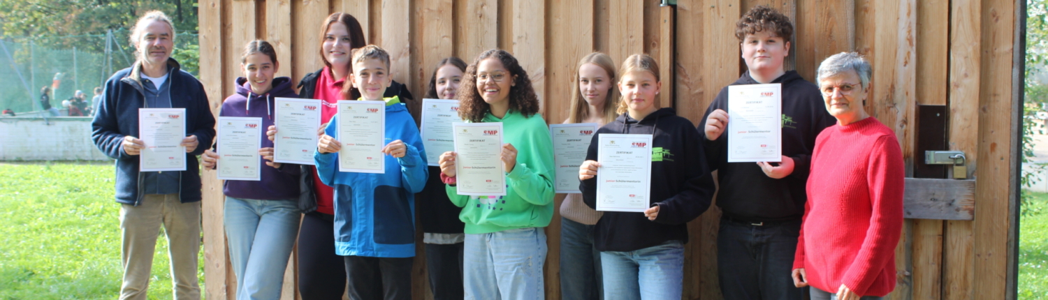 JugendbegleiterInnen 2025_26 JugendbegleiterInnen zusammen mit Herrn Ocker und Frau Heffner