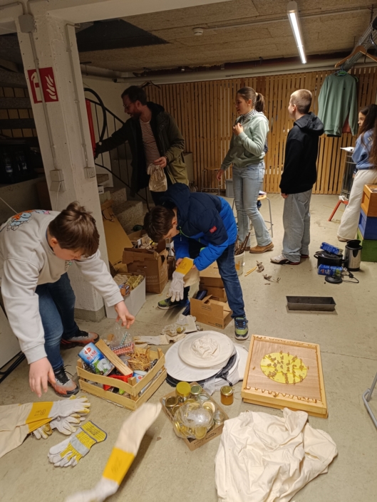 Schüler und Schülerinnen bei der AG