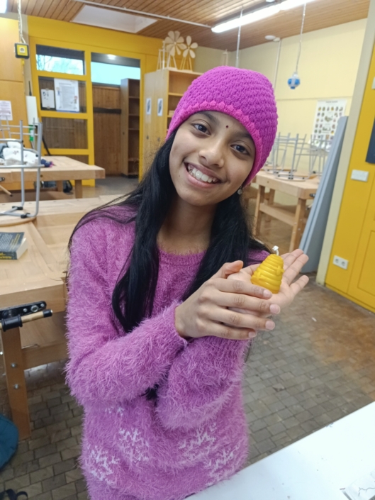 Schülerin mit einer Kerze