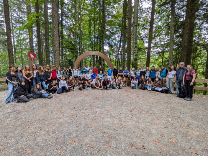 Gruppenbild der Klassen 8c und 8b beim Wandern