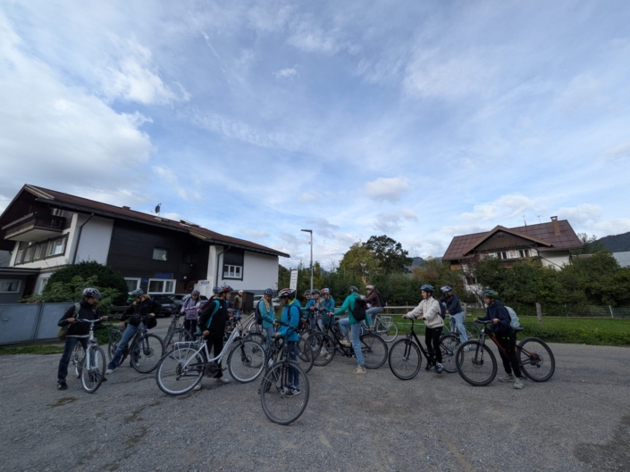 die 8b mit ihren Mountainbikes